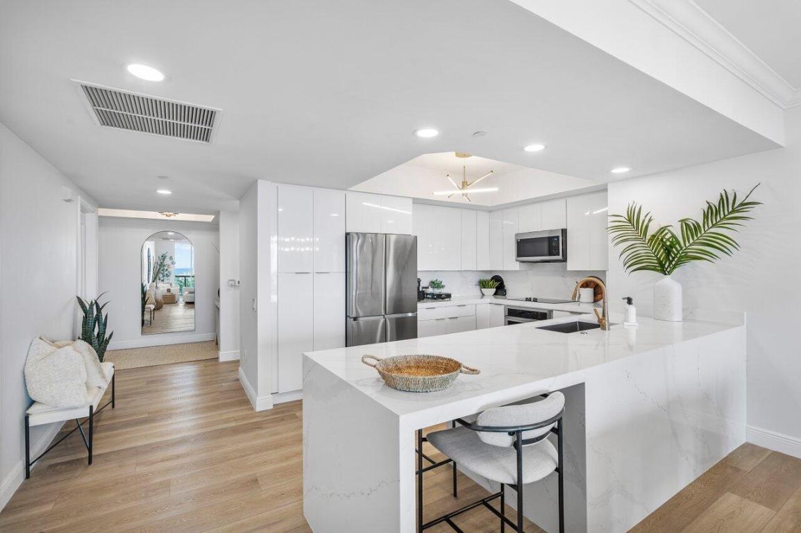 2640 Lake Shr #1410 Riviera Beach, FL 33404