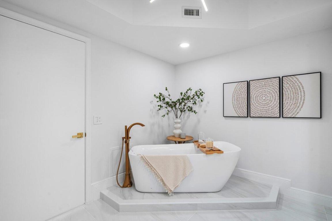 2640 Lake Shr #1410 Riviera Beach, FL 33404