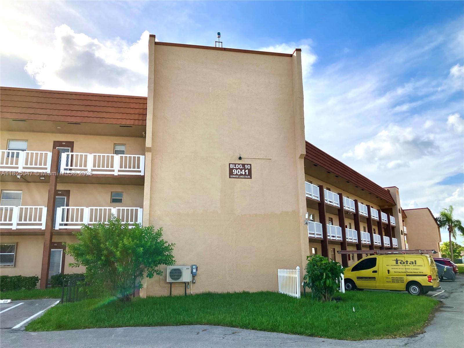 9041 Sunrise Lks Blvd #208