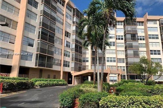 1200 Saint Charles Pl #708