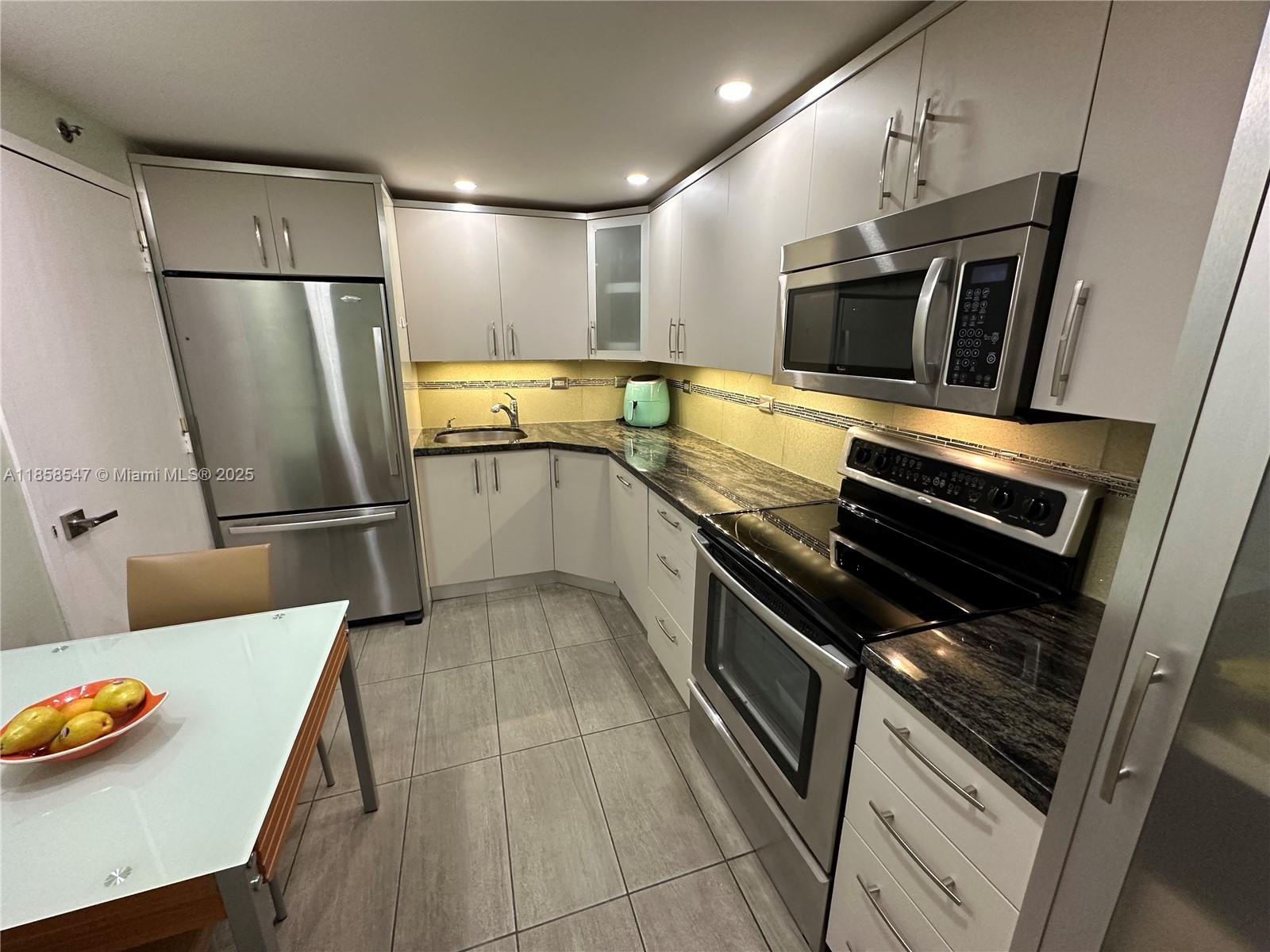 6039 Collins Ave #1205