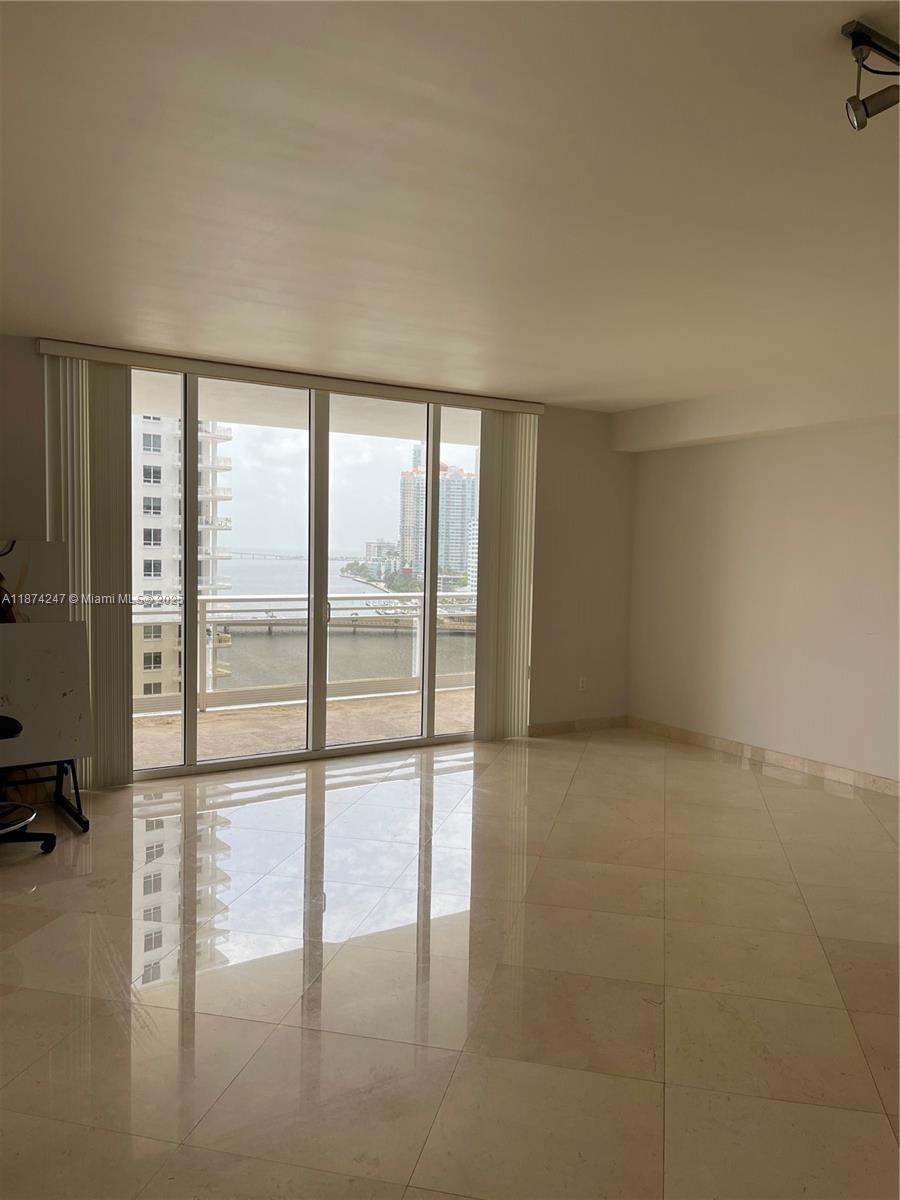 image Carbonell Condo4