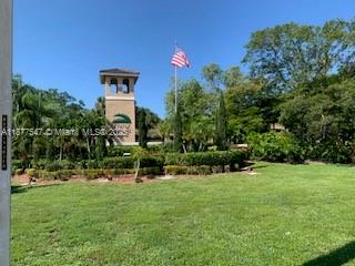 204 E Palm Cir E