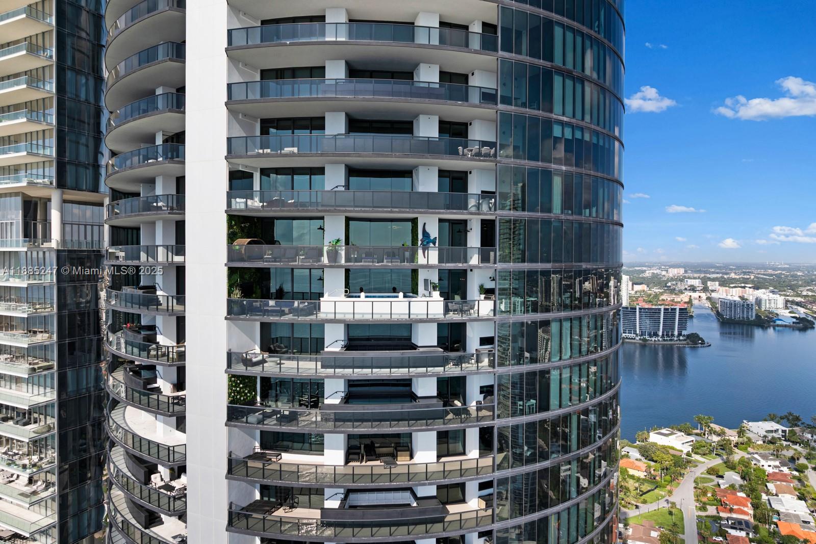 image Porsche Design Tower6