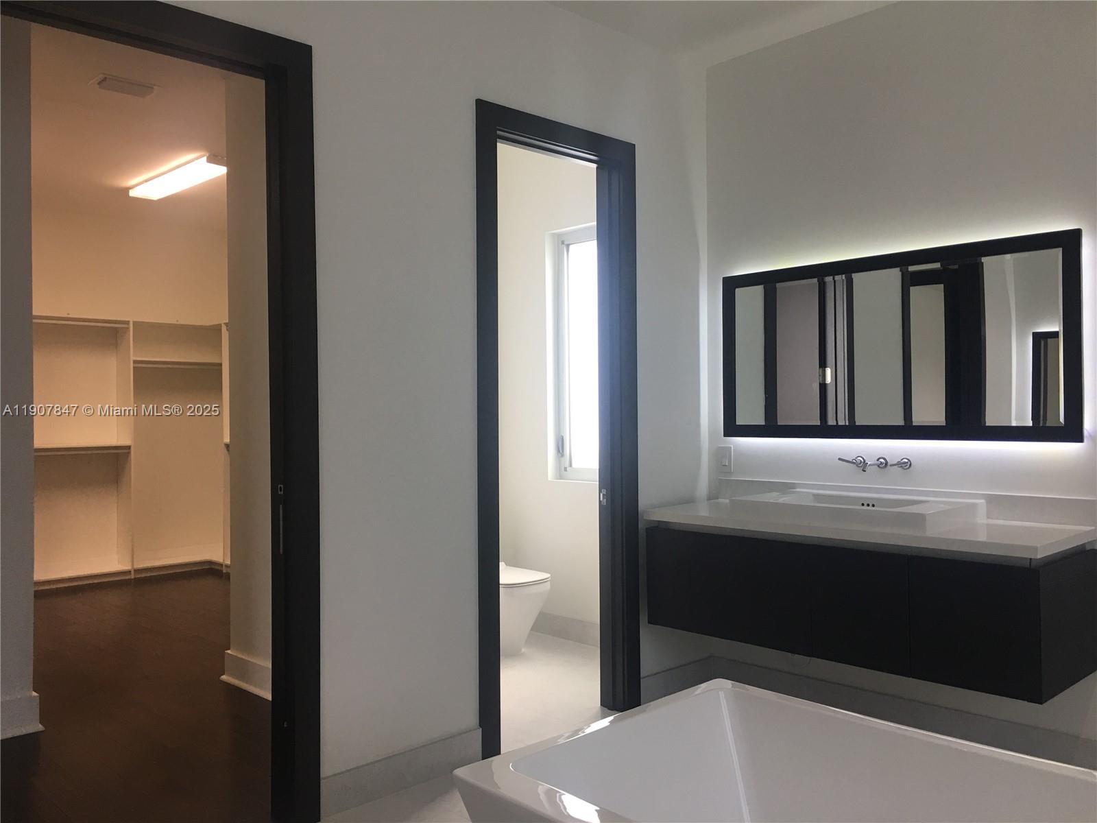 8258 NW 33rd Ter Doral, FL 33122