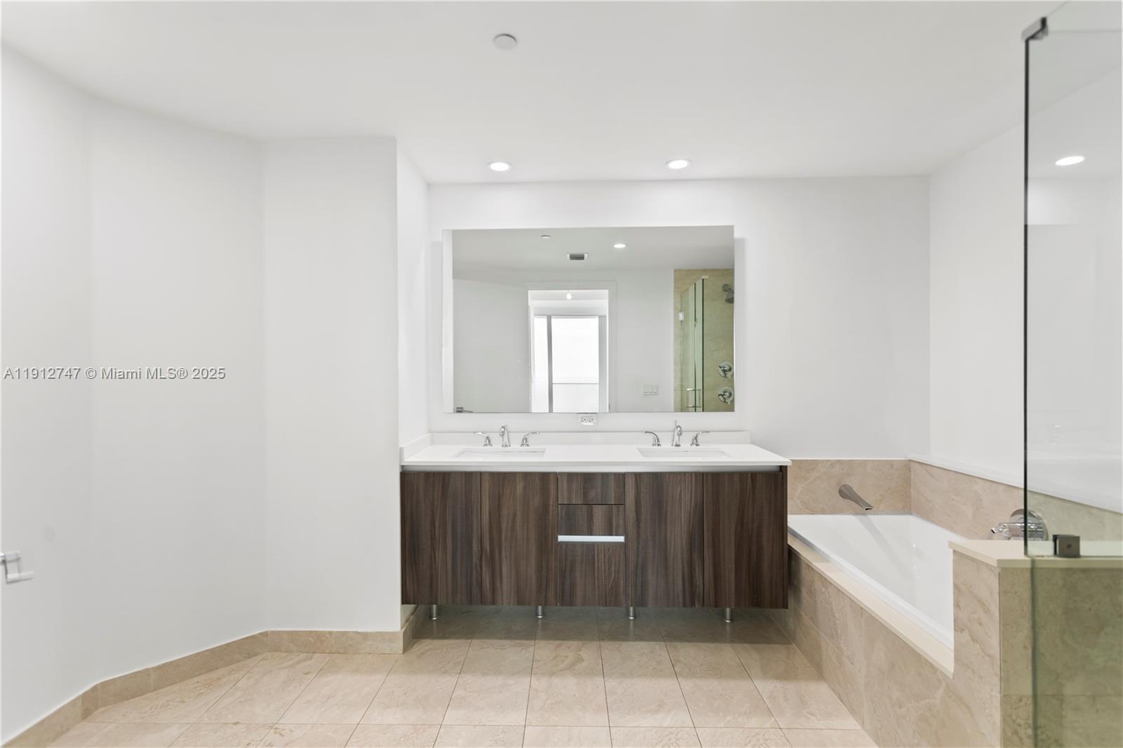 image Aria On The Bay Condo11