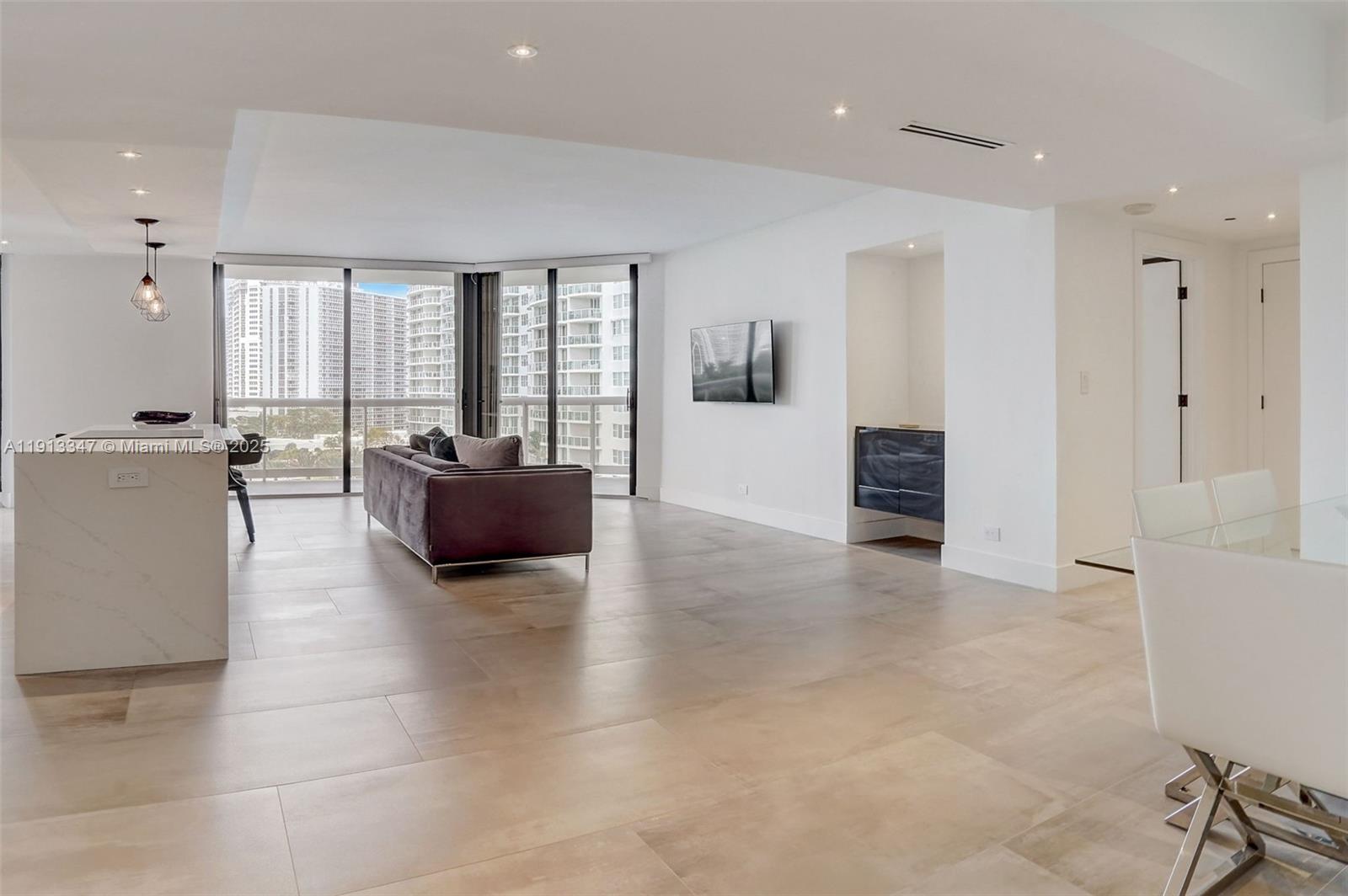 20191 E Country Clb Dr #802