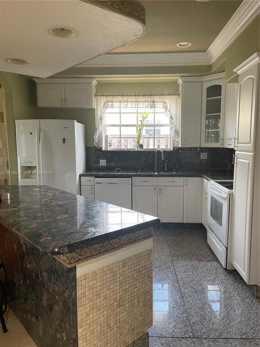 232 SW 7th Ave Hallandale Beach, FL 33009