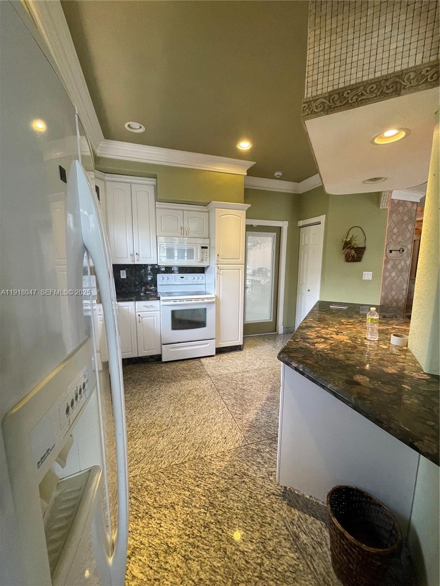 232 SW 7th Ave Hallandale Beach, FL 33009