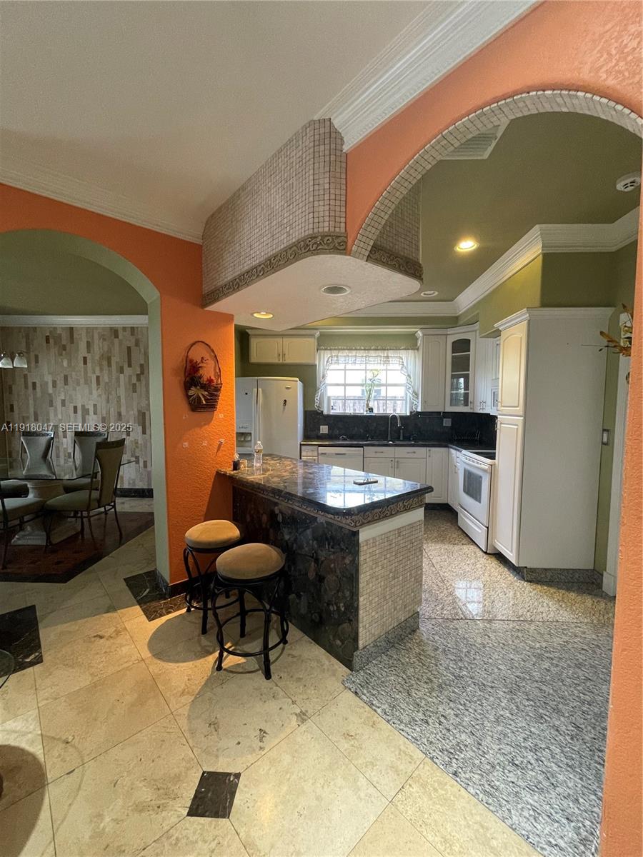 232 SW 7th Ave Hallandale Beach, FL 33009