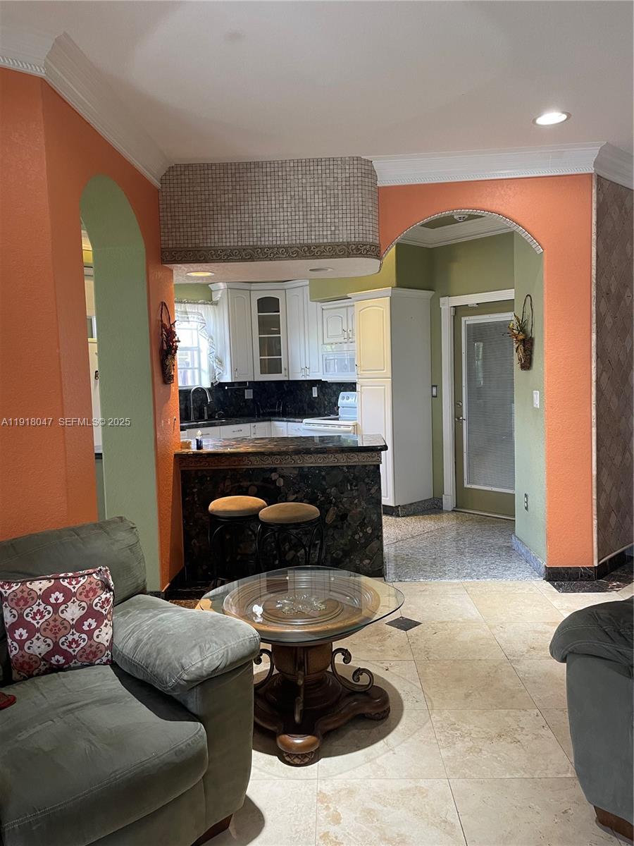 232 SW 7th Ave Hallandale Beach, FL 33009