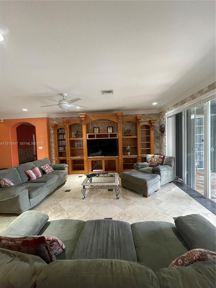 232 SW 7th Ave Hallandale Beach, FL 33009