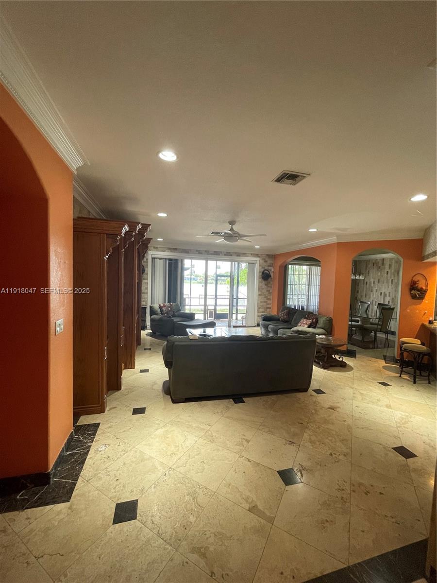 232 SW 7th Ave Hallandale Beach, FL 33009