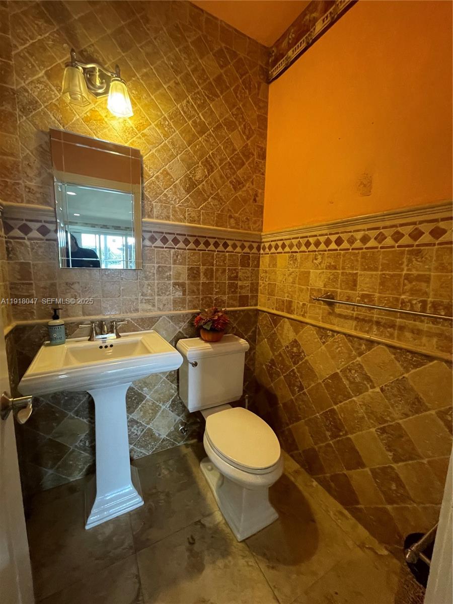 232 SW 7th Ave Hallandale Beach, FL 33009