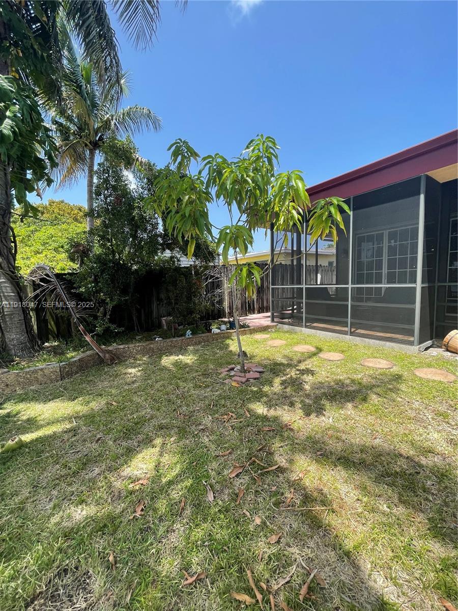 232 SW 7th Ave Hallandale Beach, FL 33009