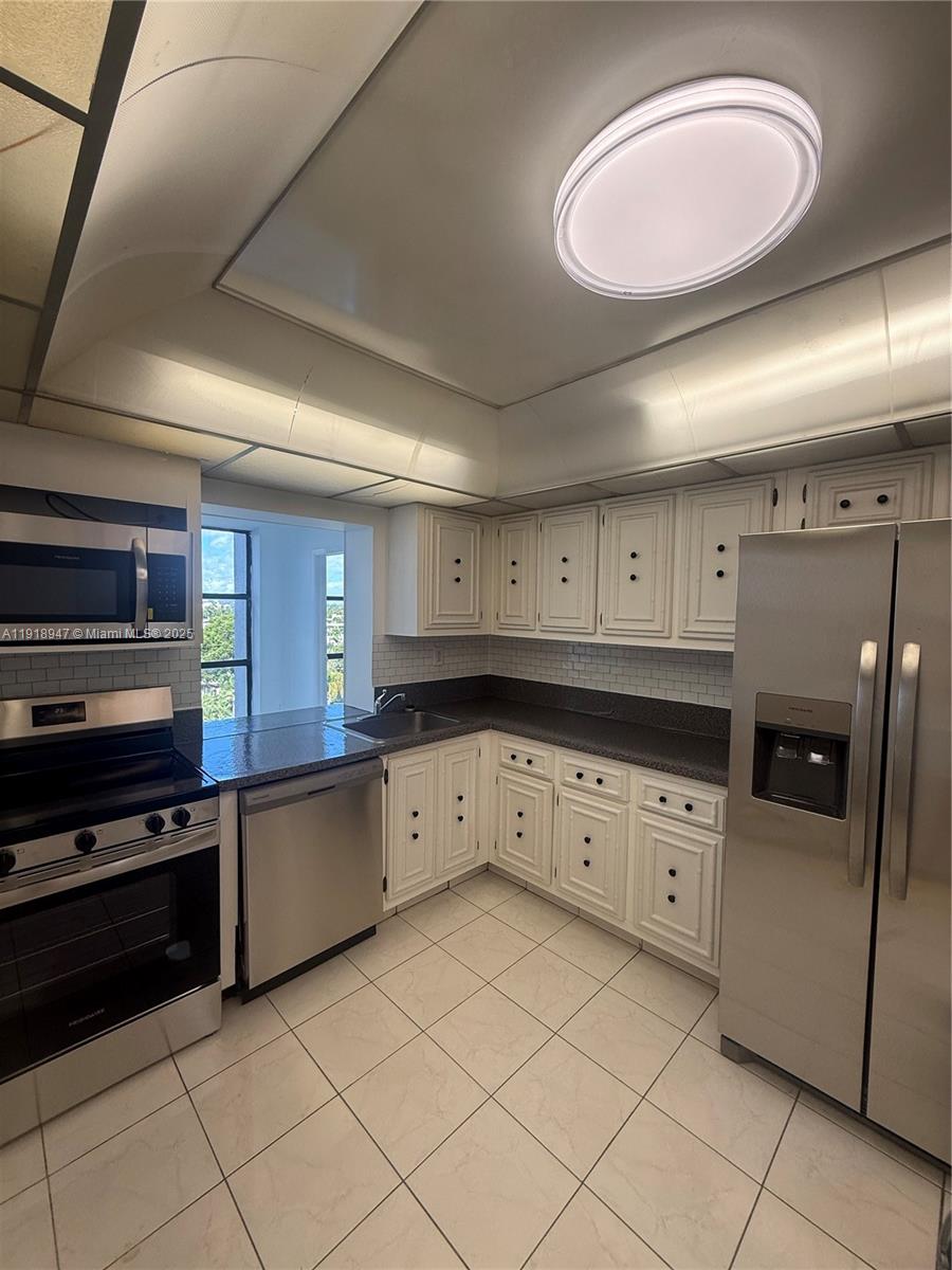 1000 Parkview Dr #701 Hallandale Beach, FL 33009