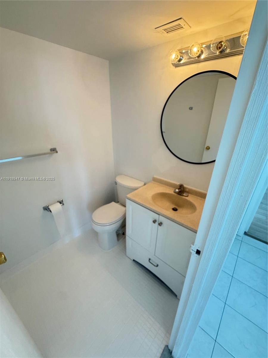 1000 Parkview Dr #701 Hallandale Beach, FL 33009