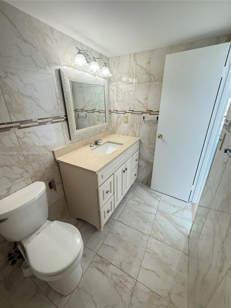 1000 Parkview Dr #701 Hallandale Beach, FL 33009