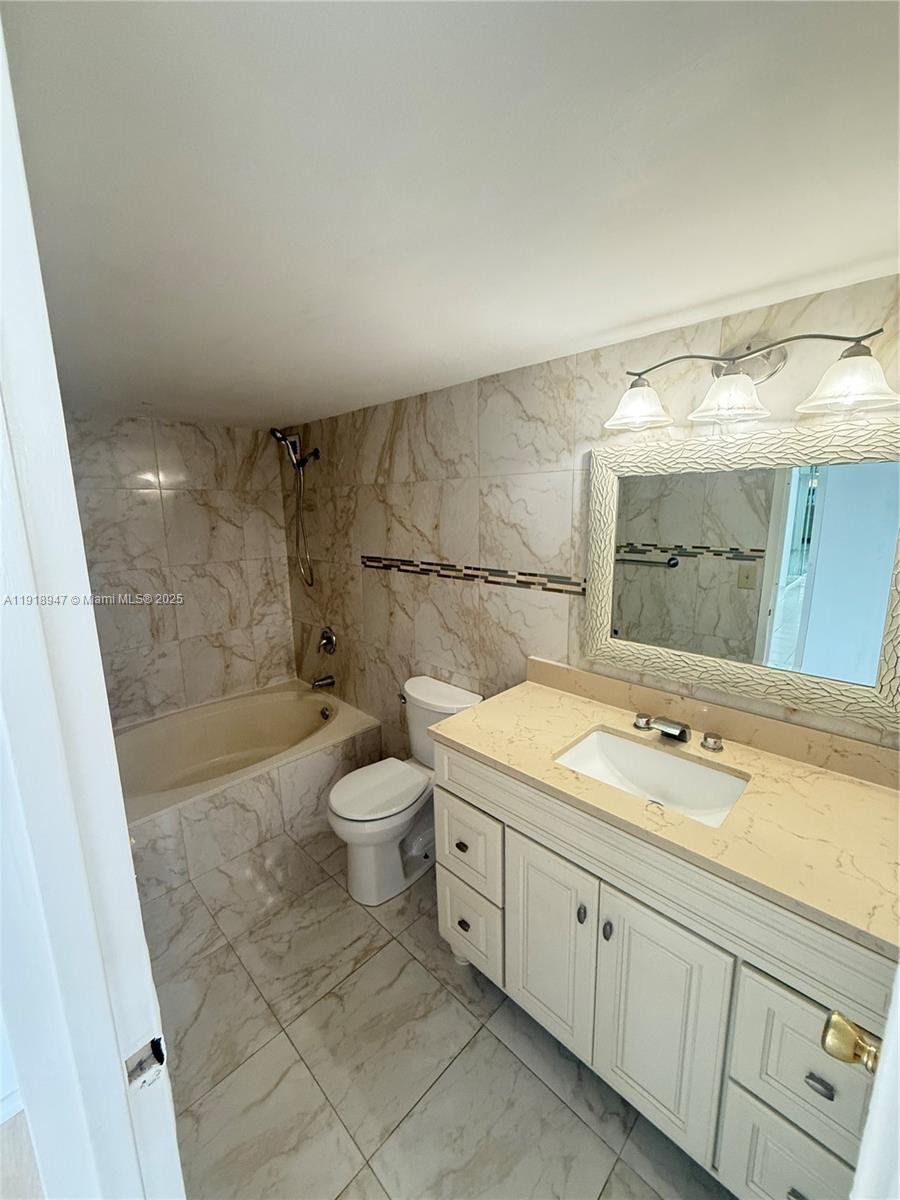 1000 Parkview Dr #701 Hallandale Beach, FL 33009