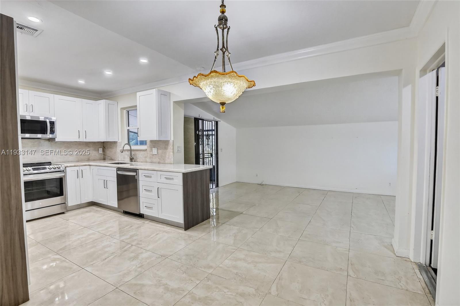 2500 NE 209th Ter Miami, FL 33180