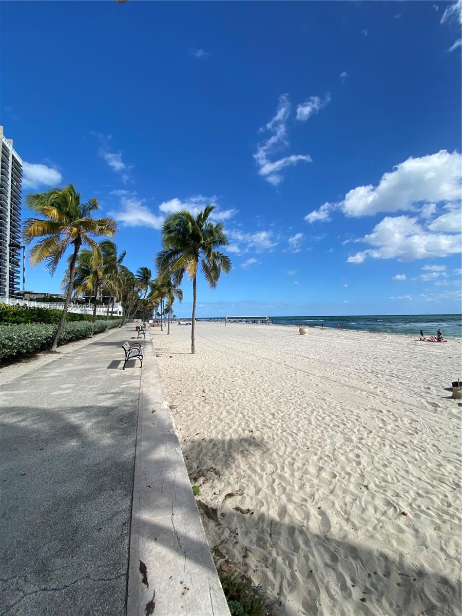 2500 NE 209th Ter Miami, FL 33180