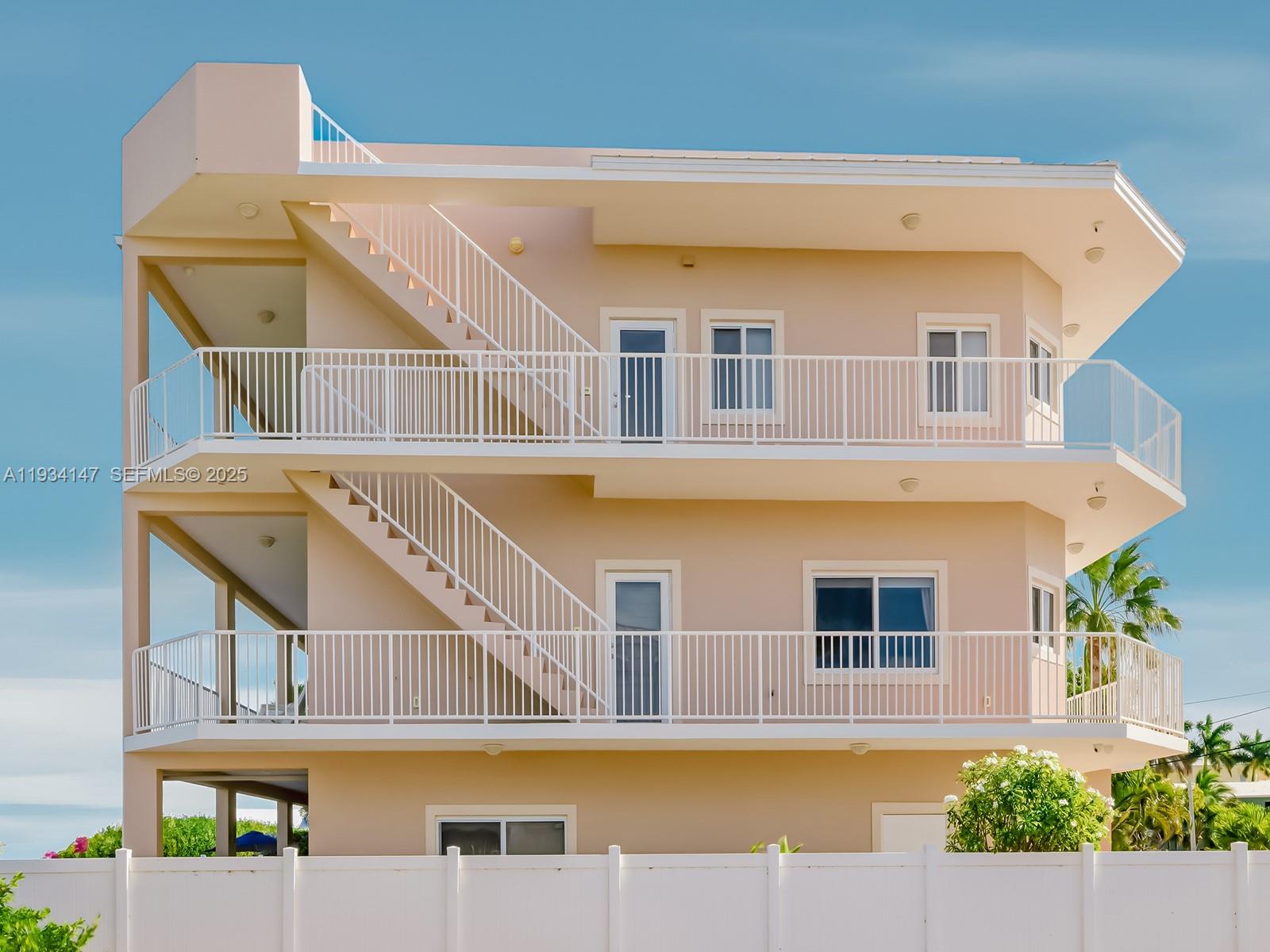 112 N Bounty Ln Key Largo, FL 33037