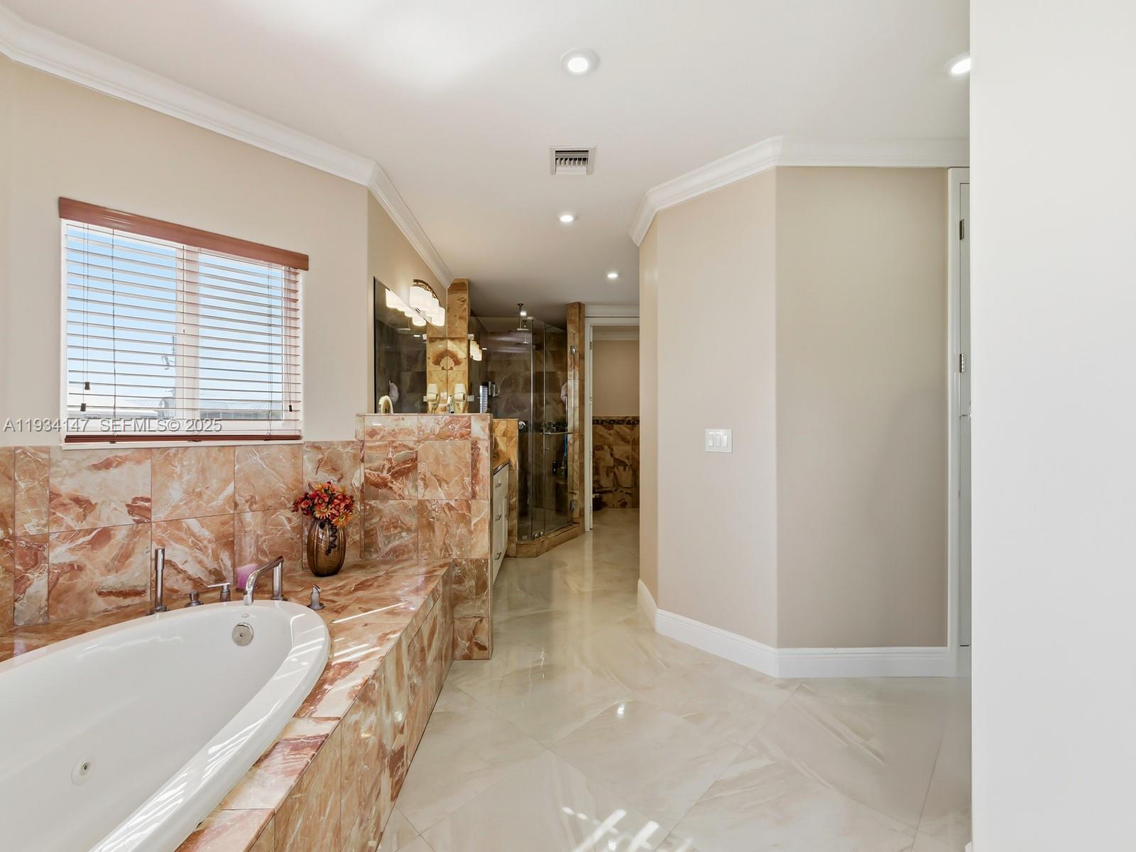 112 N Bounty Ln Key Largo, FL 33037