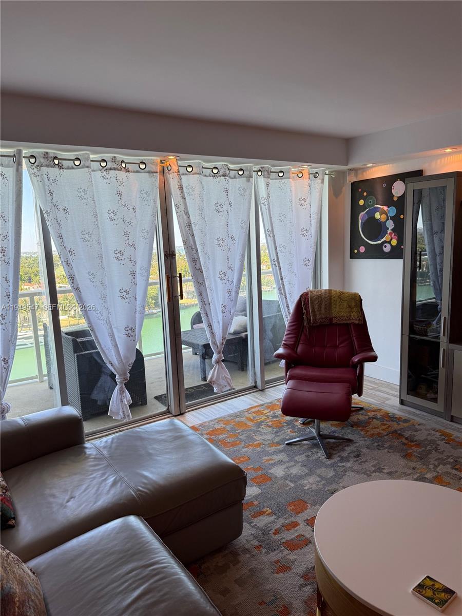 5750 Collins Ave #11D Miami Beach, FL 33140