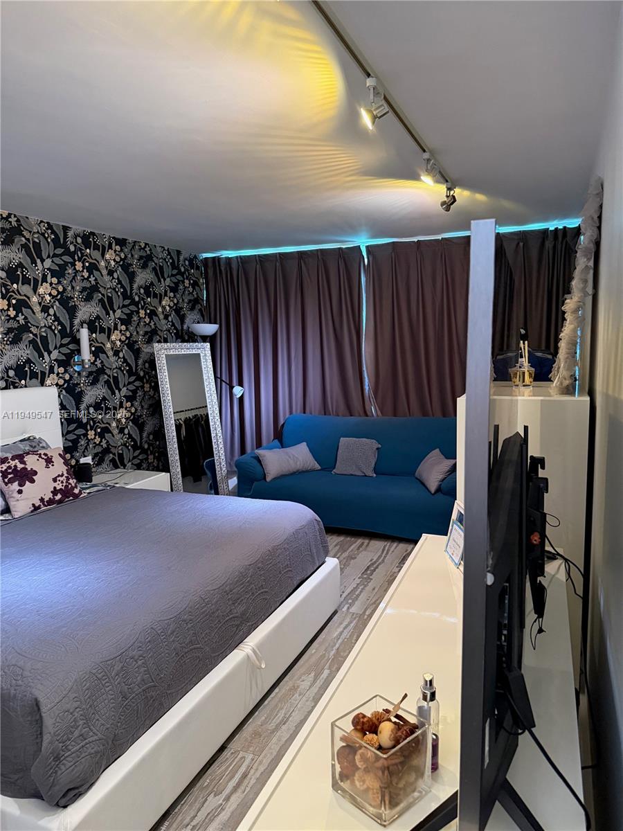 5750 Collins Ave #11D Miami Beach, FL 33140