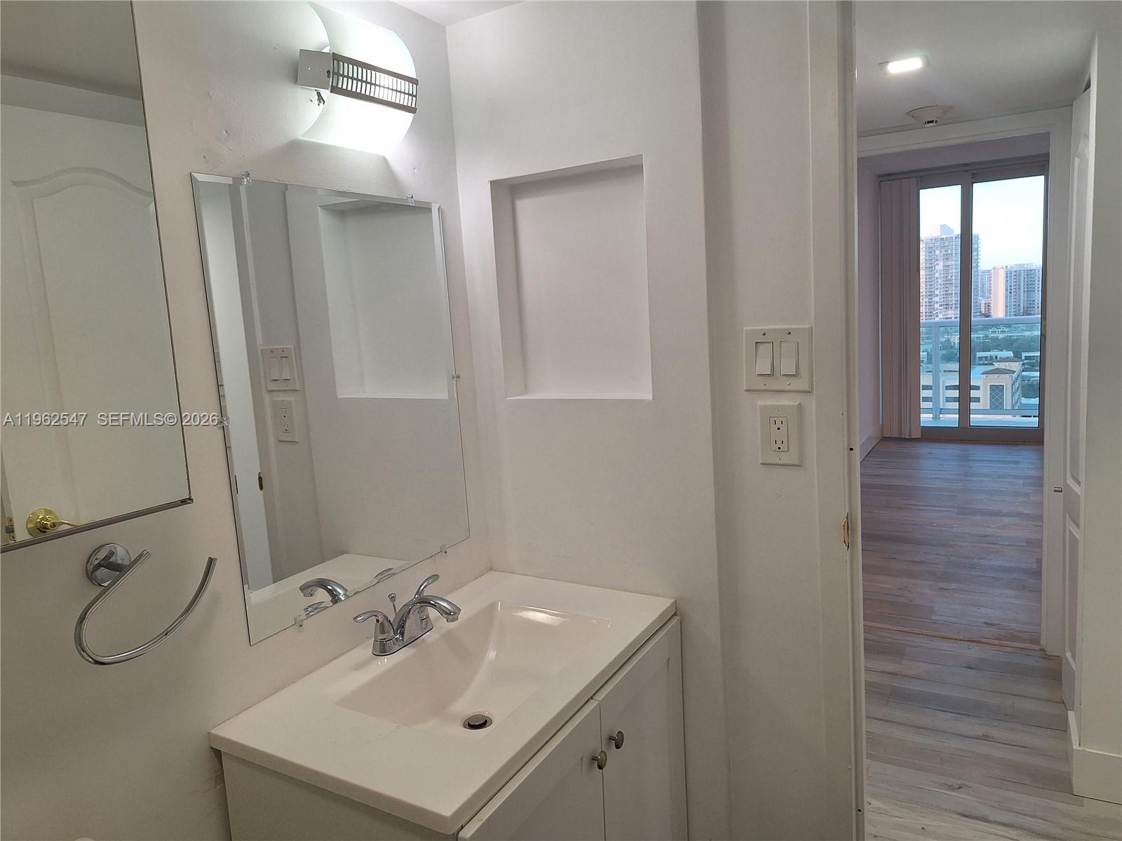 image Arlen House East18