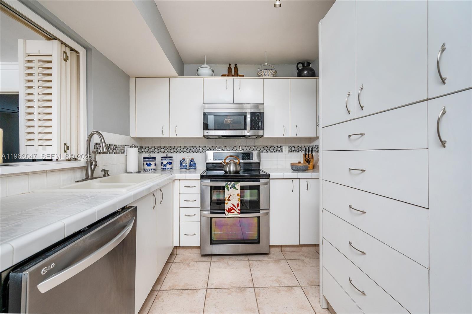 1 Alhambra Cir #403 Coral Gables, FL 33134