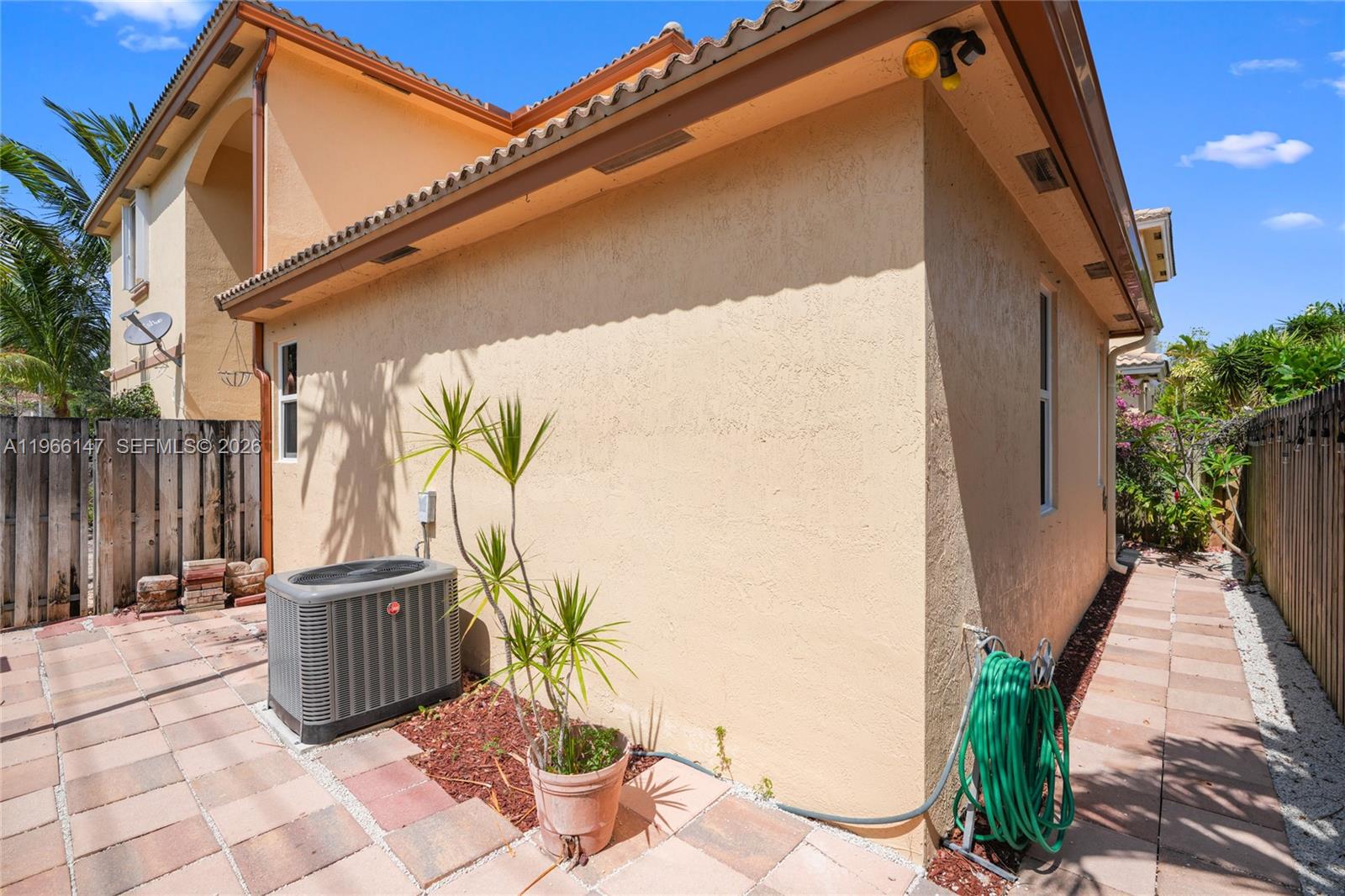 1282 Grant Ct Hollywood, FL 33019