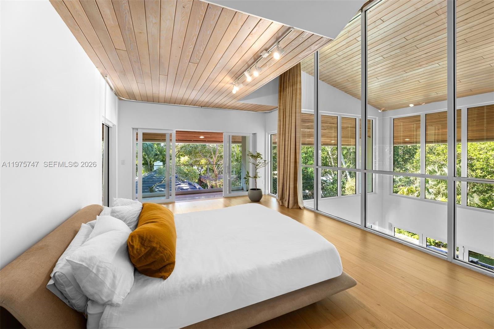 7150 W Lago Dr Coral Gables, FL 33143