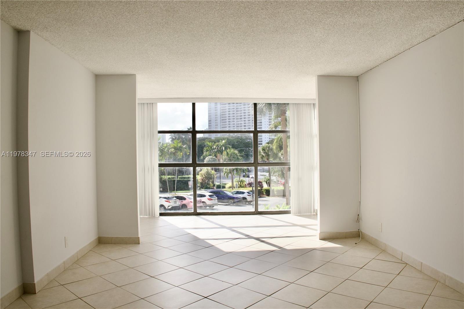 600 Parkview Dr #305 Hallandale Beach, FL 33009