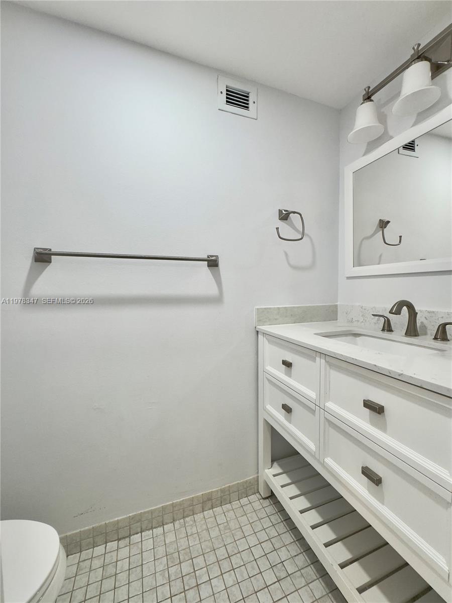 600 Parkview Dr #305 Hallandale Beach, FL 33009