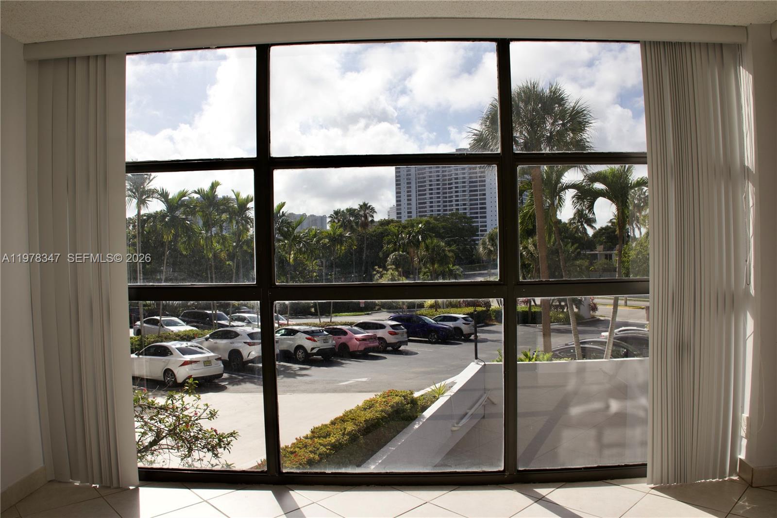 600 Parkview Dr #305 Hallandale Beach, FL 33009