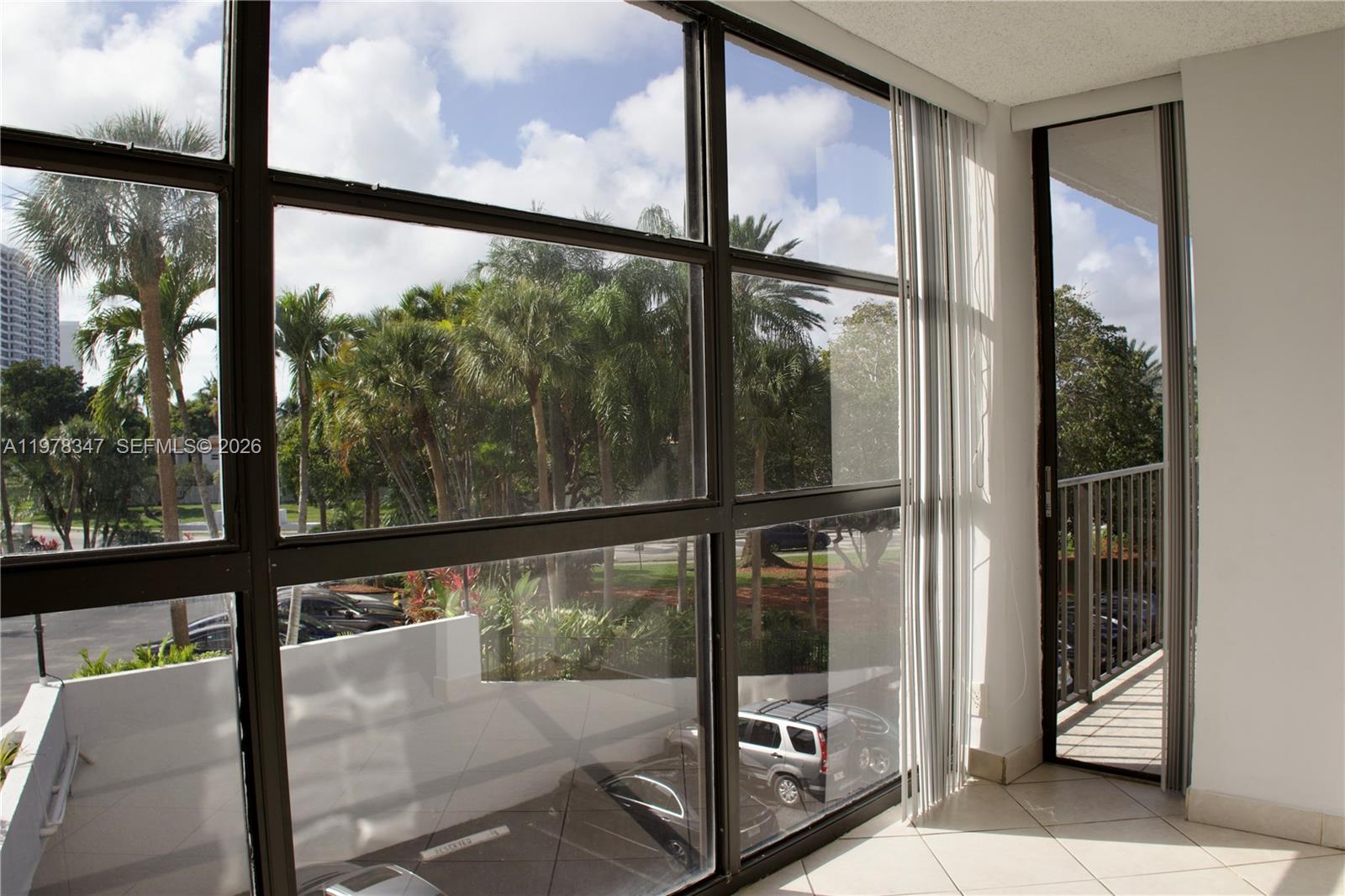 600 Parkview Dr #305 Hallandale Beach, FL 33009