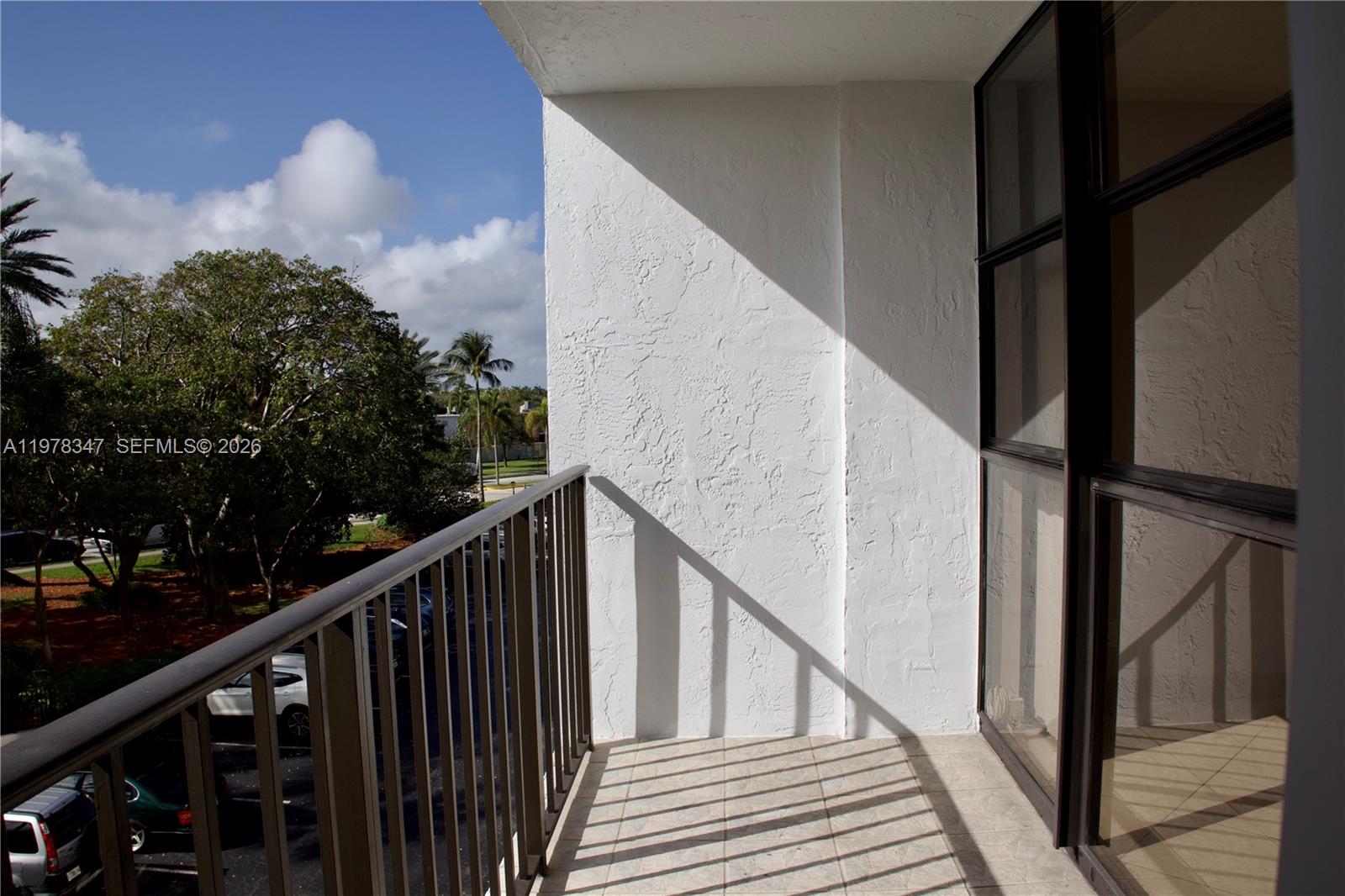 600 Parkview Dr #305 Hallandale Beach, FL 33009