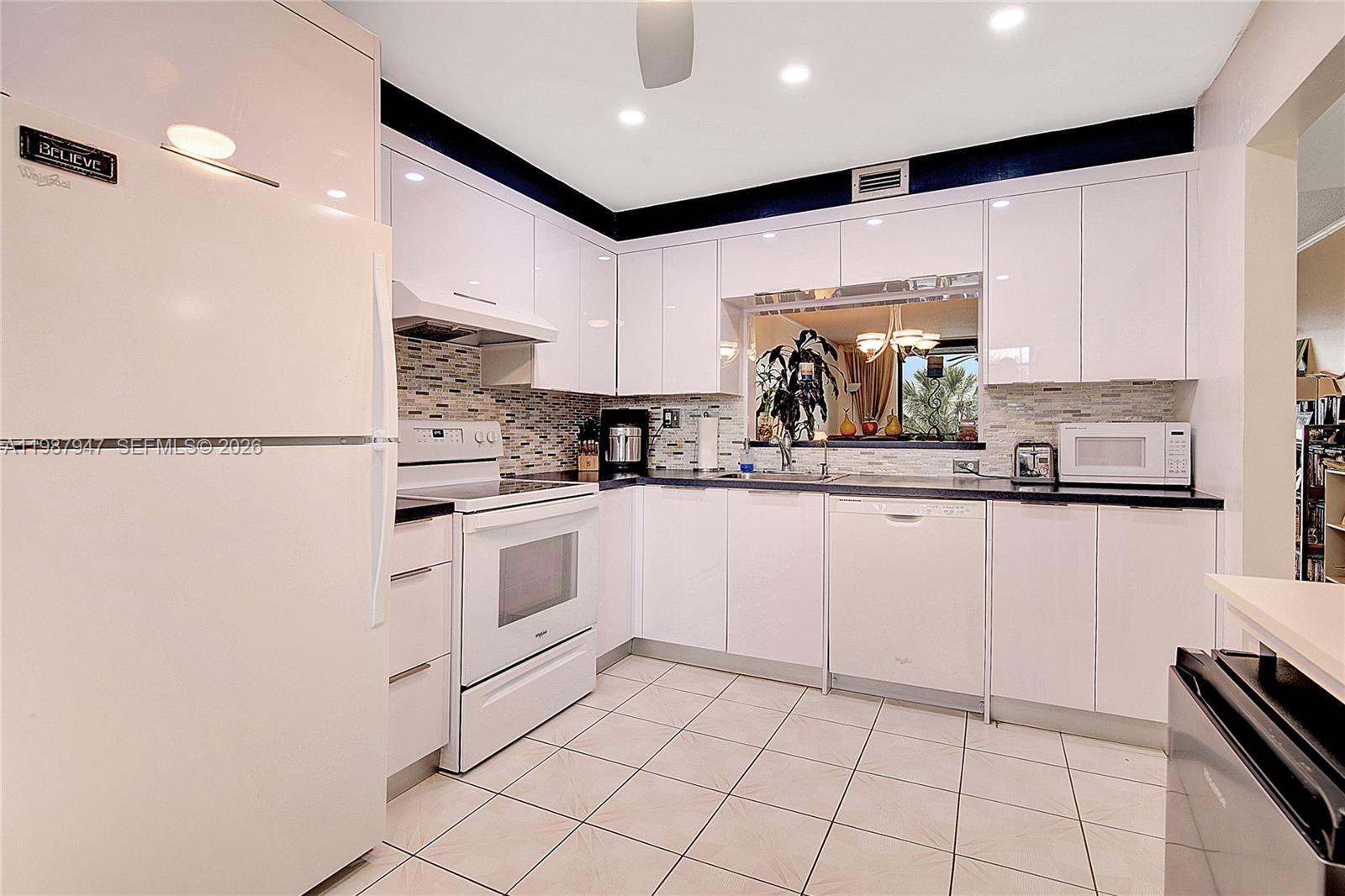 1100 Colony Pt Cir #302 Pembroke Pines, FL 33026