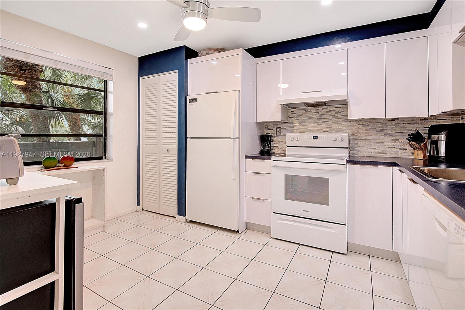 1100 Colony Pt Cir #302 Pembroke Pines, FL 33026