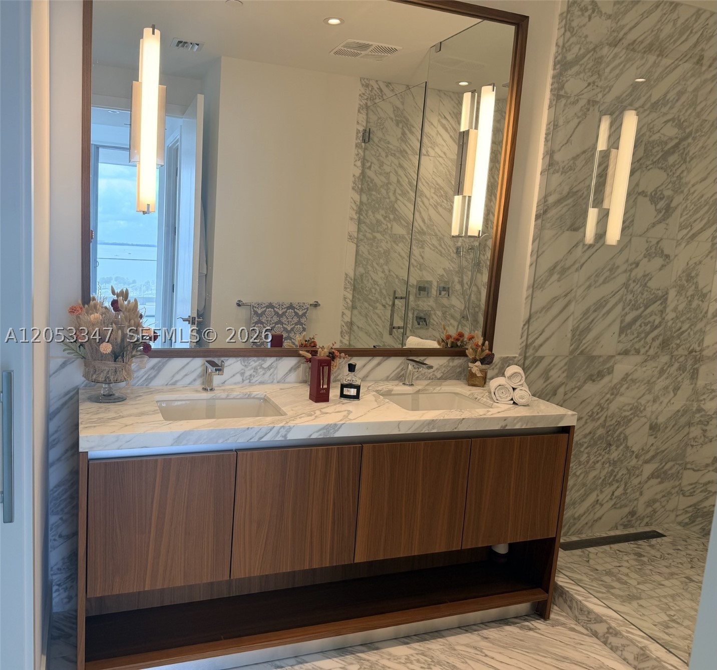 175 SE 25th Rd #902 Miami, FL 33129