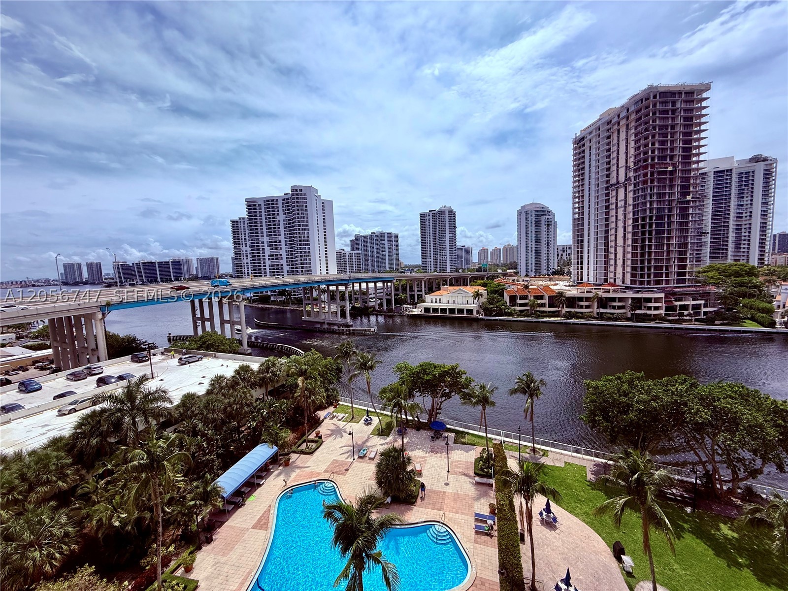 19390 Collins Ave #907