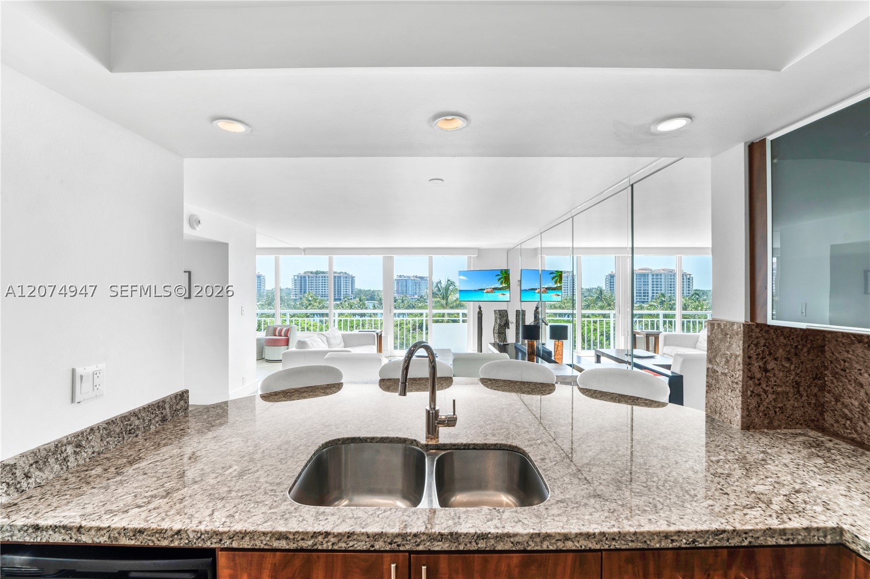 400 S Pointe Dr #505 Miami Beach, FL 33139
