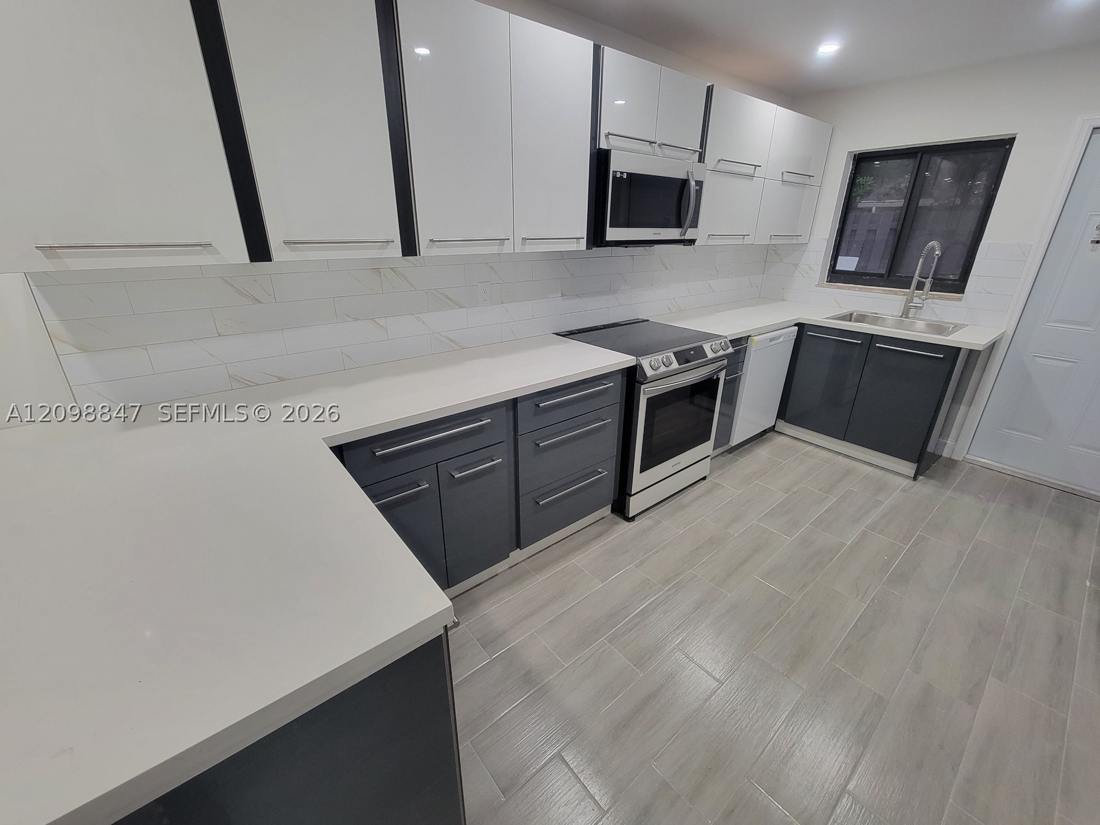 2300 SW 18th Ter Fort Lauderdale, FL 33315