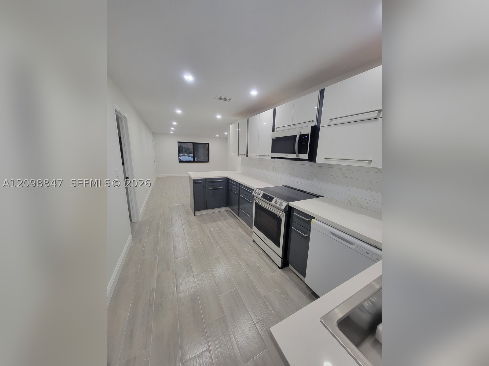 2300 SW 18th Ter Fort Lauderdale, FL 33315
