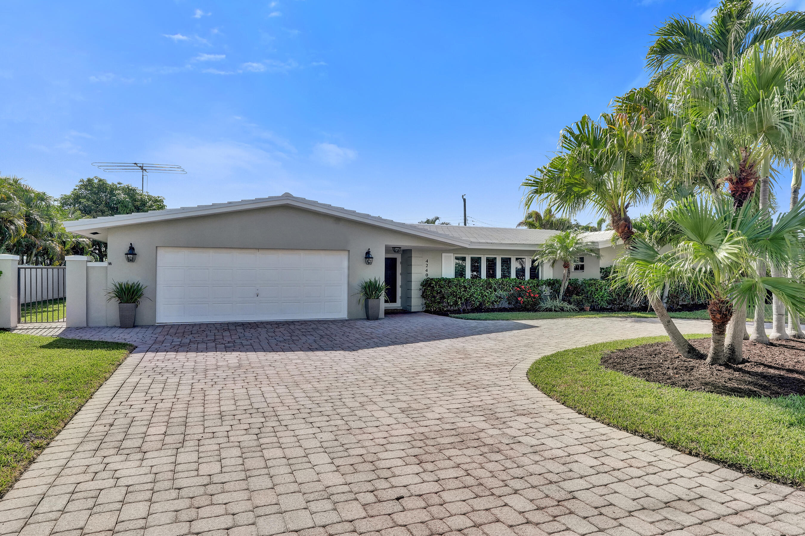4240 NE 28th