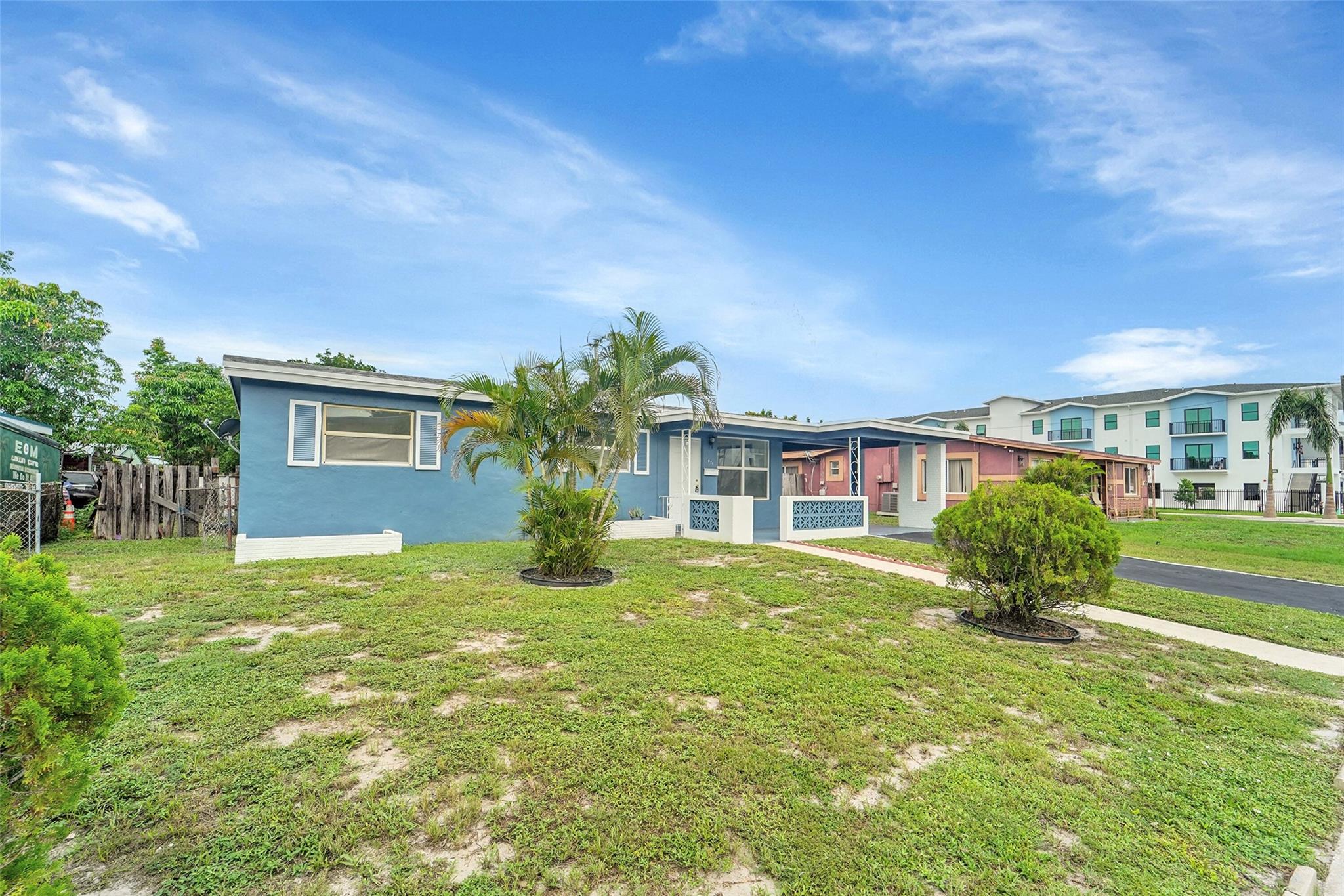 471 SW 27th Ter