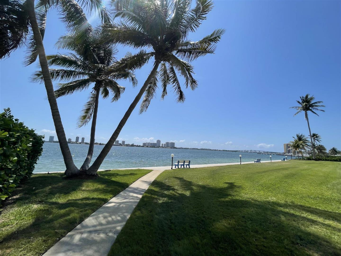 401 Lake Shr Dr #301