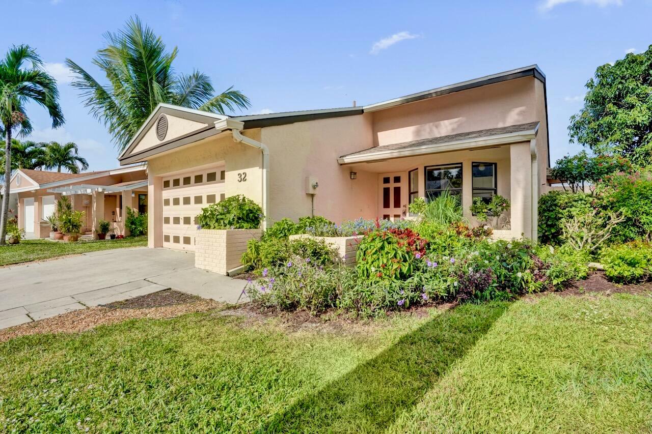 32 Buxton Ln Boynton Beach, FL 33426