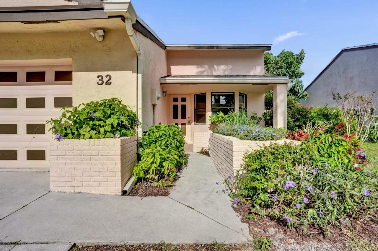 32 Buxton Ln Boynton Beach, FL 33426